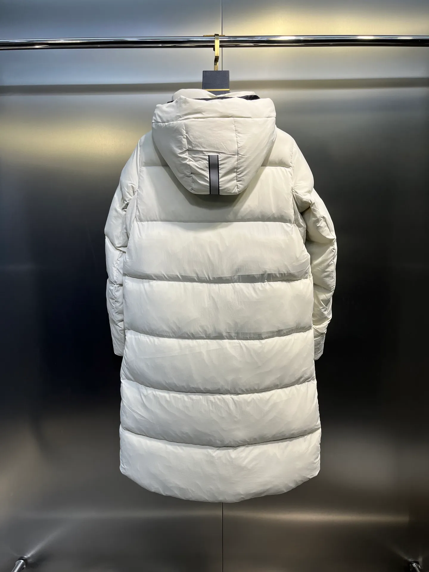 P1100 Canada Goose 🌟Canada Goose🇨🇦 Unisex down jacket, couple style, imported 90% duck down, collar is Canadian wild coyote hair, checkered double-layer inner liner with no velvet, thick velvet filling, level 5 cold protection, only one goose is needed to prevent freezing in winter, the stitching is perfect! I will buy another version this year, all accessories and materials will follow the original size: xs-xxl
